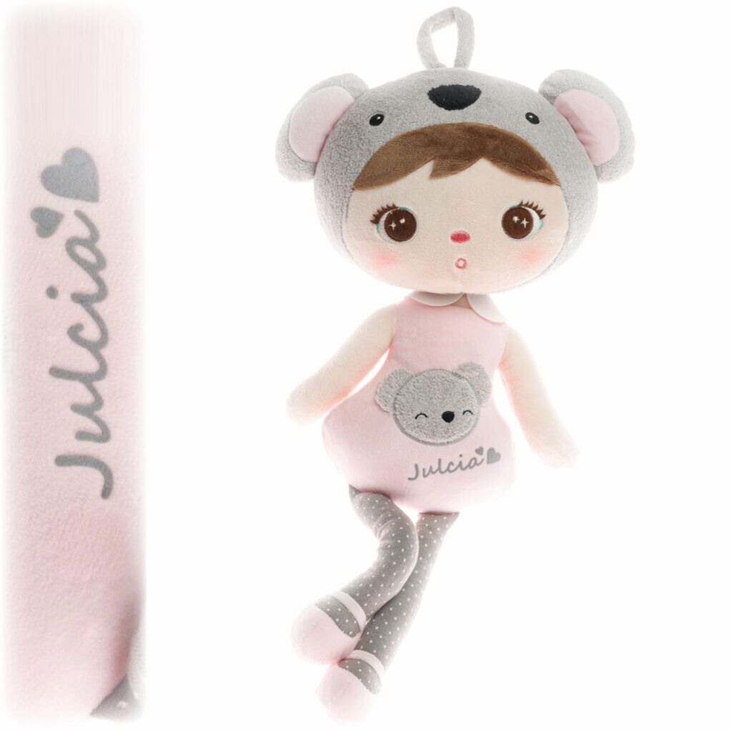 Lalka Koala Metoo z imieniem to personalizowana przytulanka dla niemowlaka. Dedykacja lub metryczka nadaje jej osobisty charakter prezentu.